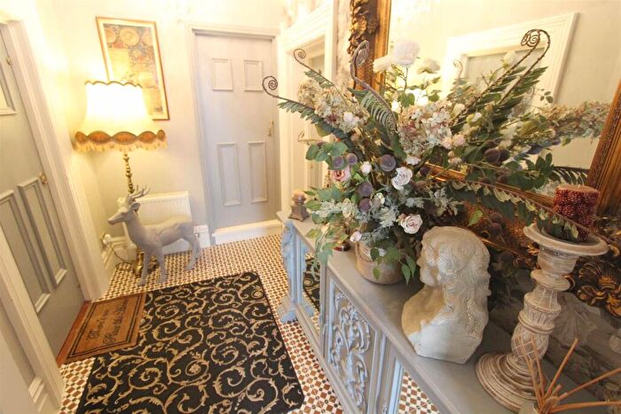 1 Bedroom Flat To Rent In Westcliff Parade, Westcliff On Sea, SS0