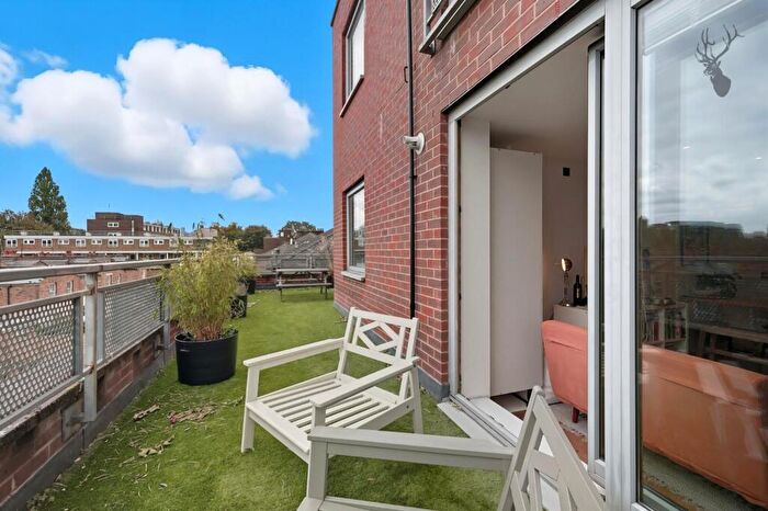 2 Bedroom Apartment For Sale In Globe Road, Stepney Green, E1