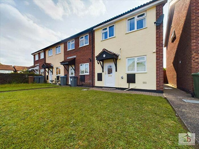 3 Bedroom Semi-Detached House To Rent In Trinity Close, Kesgrave, Ipswich, IP5