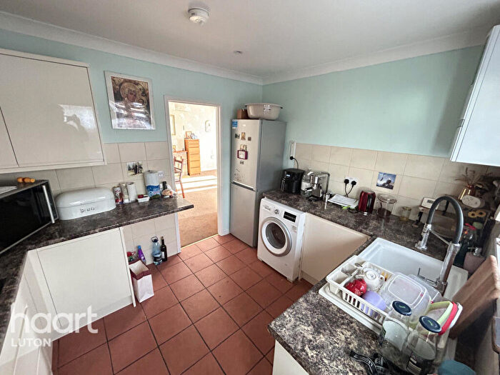 2 Bedroom Semi-Detached Bungalow To Rent In Green Lane, Luton, LU2