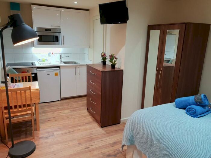 Flat To Rent In Chatsworth Road, London, NW2