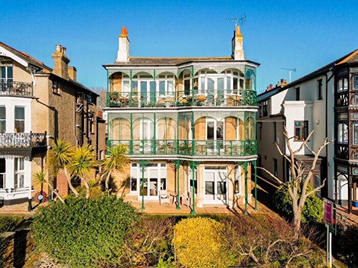 2 Bedroom Apartment For Sale In Clifftown Parade, Southend-On-Sea, SS1