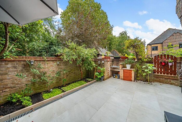 3 Bedroom End Of Terrace House For Sale In Cunard Walk, Surrey Quays, London, SE16