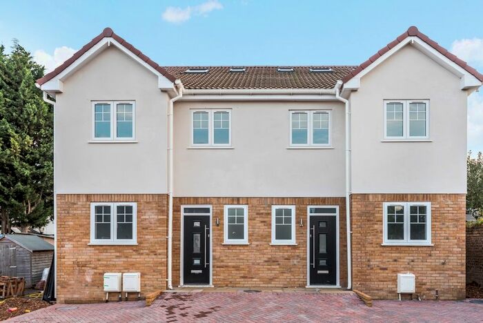 4 Bedroom Semi-Detached House To Rent In Elmerside Road, Beckenham BR3