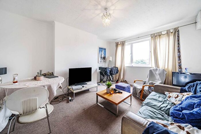 2 Bedroom Flat To Rent In Balham Park Road, Balham, London, SW12