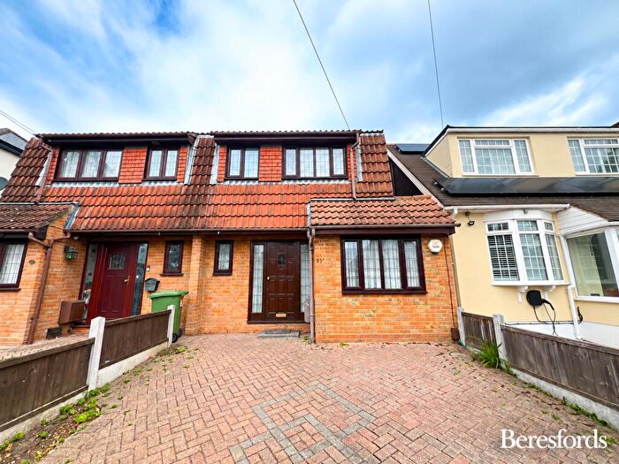3 Bedroom Semi-Detached House To Rent In Homeway, RM3