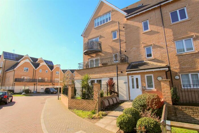 1 Bedroom Flat To Rent In Varcoe Gardens, Hayes, UB3