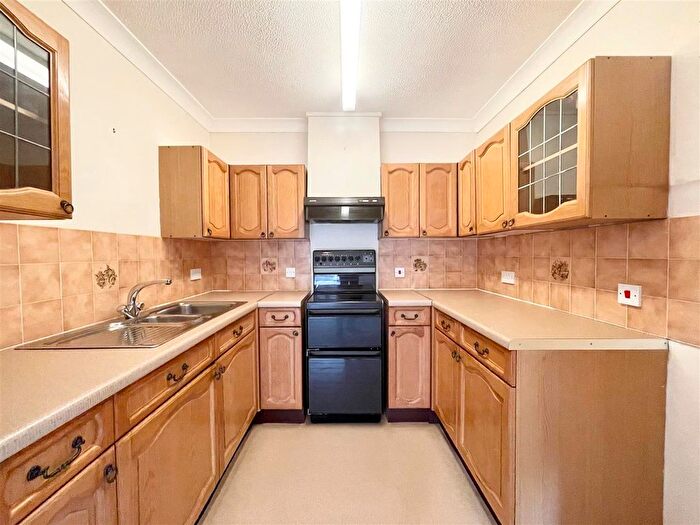1 Bedroom Flat For Sale In Chelmsford Road, Shenfield, Brentwood, CM15