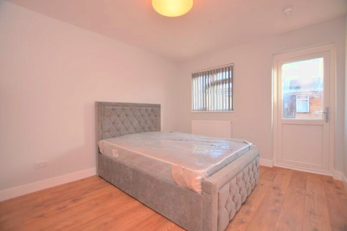 6 Bedroom Semi-Detached House To Rent In Preston Road, Slough, SL2