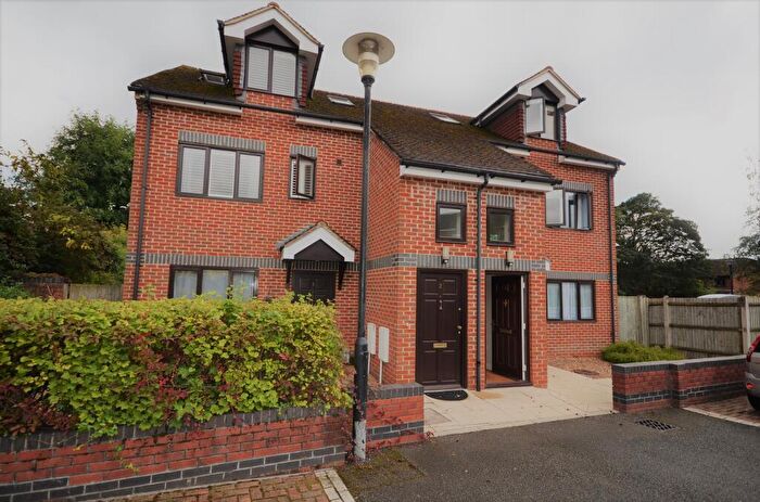 2 Bedroom Flat To Rent In Nightingale Court, Slough, SL1