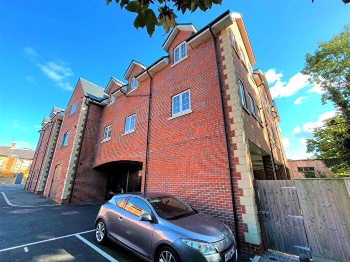 2 Bedroom Flat For Sale In West End Close, Chippenham, SN14