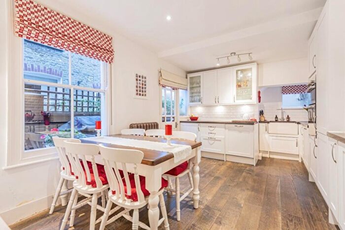2 Bedroom Flat For Sale In Radbourne Road, Balham, London, SW12