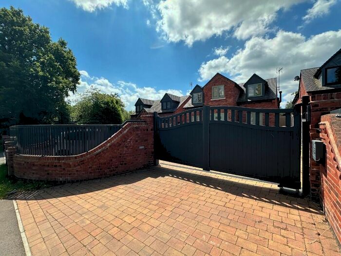 4 Bedroom Detached House To Rent In Houndsfield Lane, B90