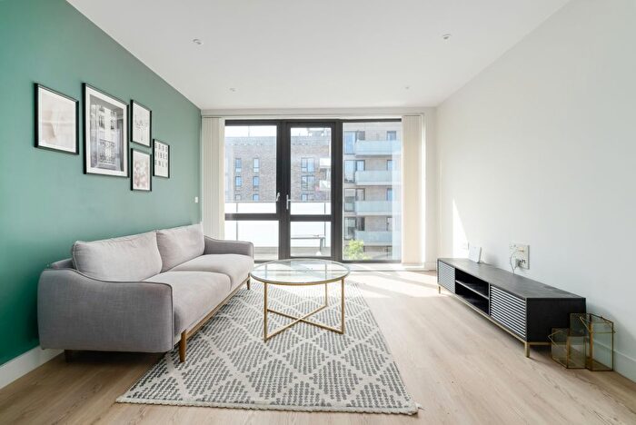 2 Bedroom Flat To Rent In New Village Avenue, E14