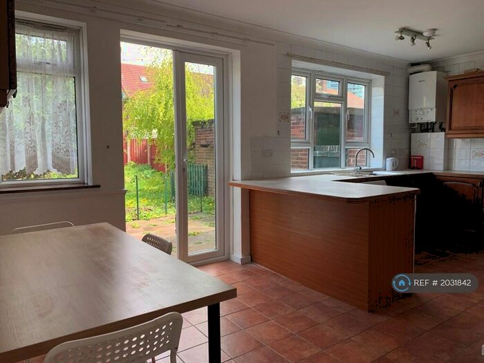 3 Bedroom Semi-Detached House To Rent In Tarling Road, London, E16