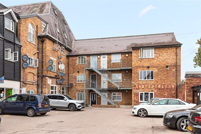 1 Bedroom Flat For Sale In Brewery Road, Hoddesdon, EN11