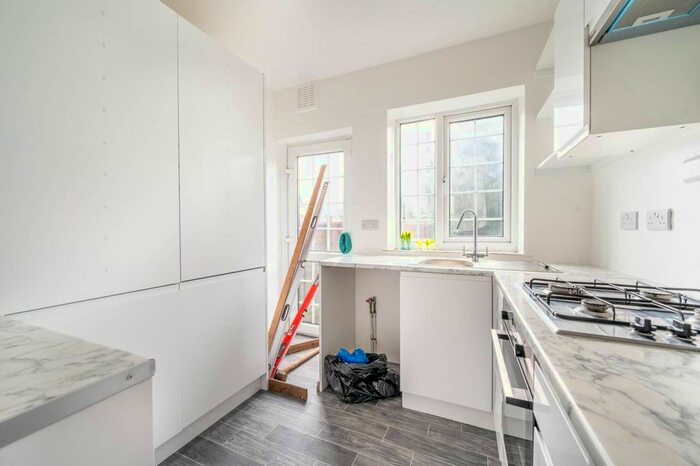 5 Bedroom Semi-Detached House To Rent In Sandhurst, Ilford, IG3