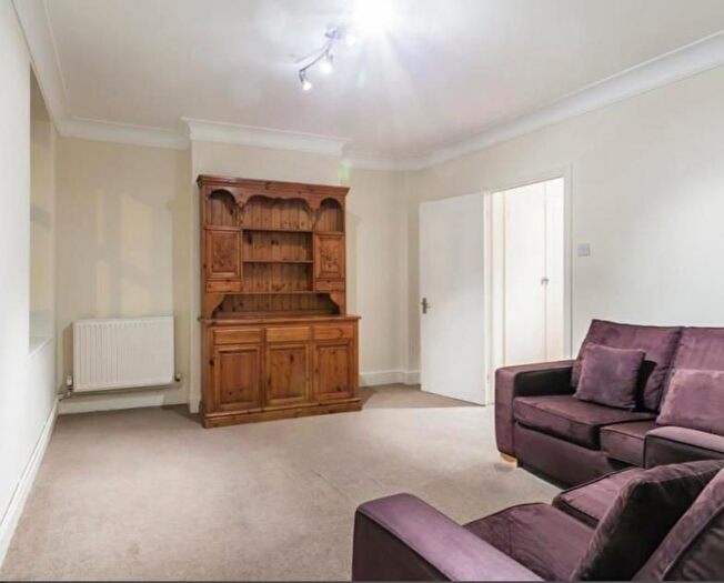 2 Bedroom Flat To Rent In The Broadway, Mill Hill, NW7