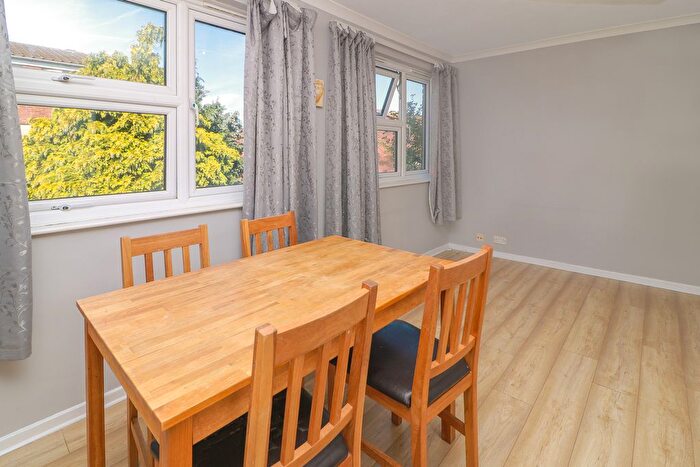 1 Bedroom Flat To Rent In Larch Close, London, SW12