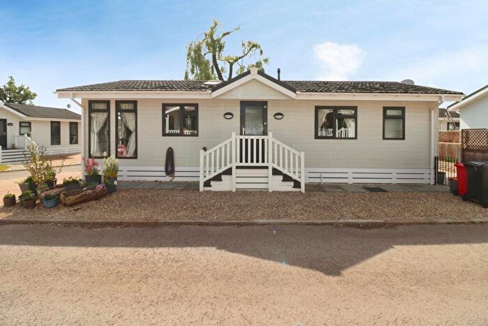 2 Bedroom Mobile Home For Sale In Mapleridge Lane, Yate, Bristol, Gloucestershire, BS37