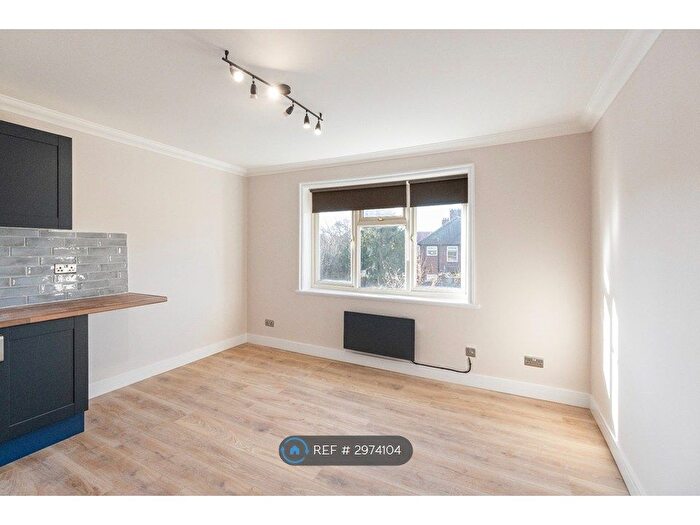 Studio To Rent In Hendon Way, London, NW2