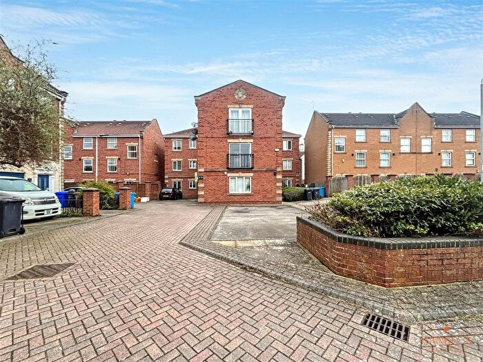 2 Bedroom Flat For Sale In Lock Keepers Court, Hull, HU9