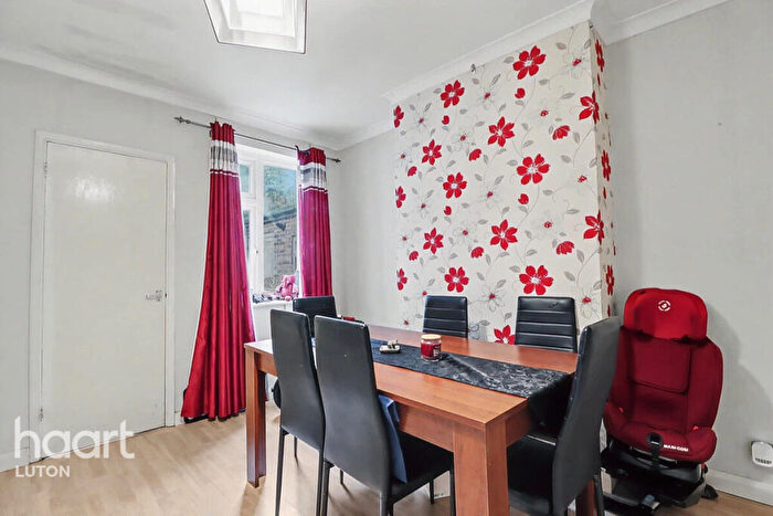 2 Bedroom Terraced House For Sale In North Street, Luton, LU2