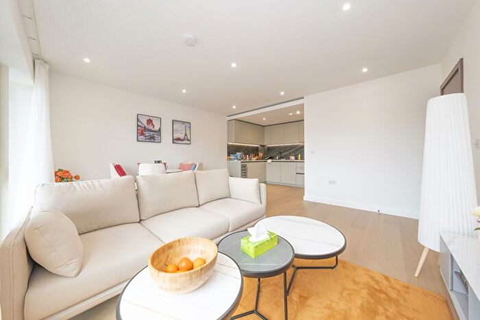 2 Bedroom Flat To Rent In Parrs Way, London, W6