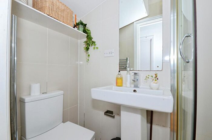 3 Bedroom End Of Terrace House For Sale In Buck Lane, London, NW9