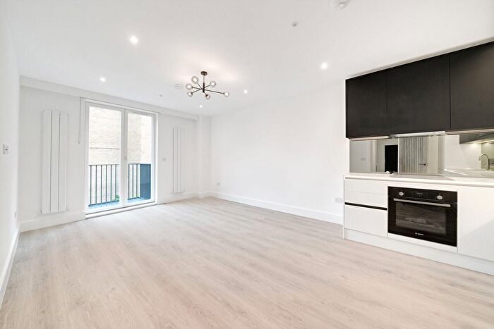 3 Bedroom Flat To Rent In Sidney Street, Whitechapel, London, E1