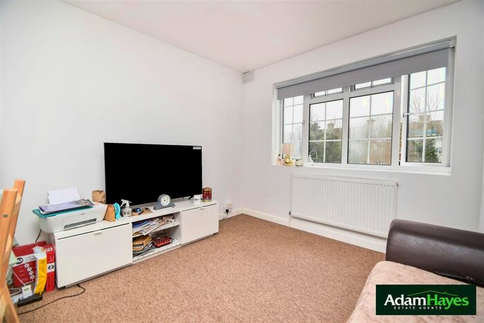 2 Bedroom Flat To Rent In Okehampton Close, North Finchley, N12