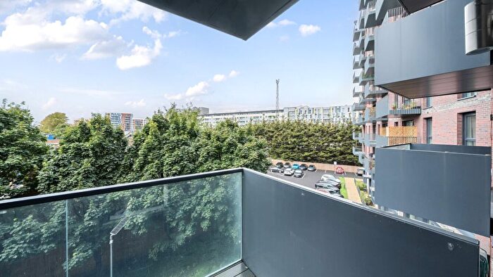 1 Bedroom Flat For Sale In Cranton Avenue, Hayes, UB3