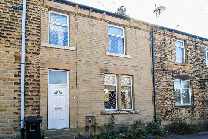 3 Bedroom Town House For Sale In Camroyd Street, Dewsbury, WF13