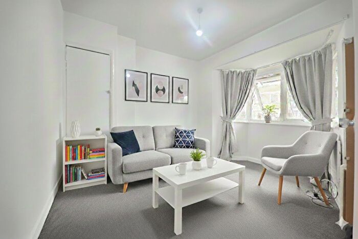 1 Bedroom Flat To Rent In High Trees, Tulse Hill, London, SW2