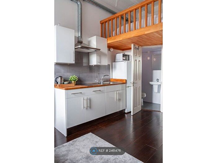 Studio To Rent In Edgware Road, London, NW2