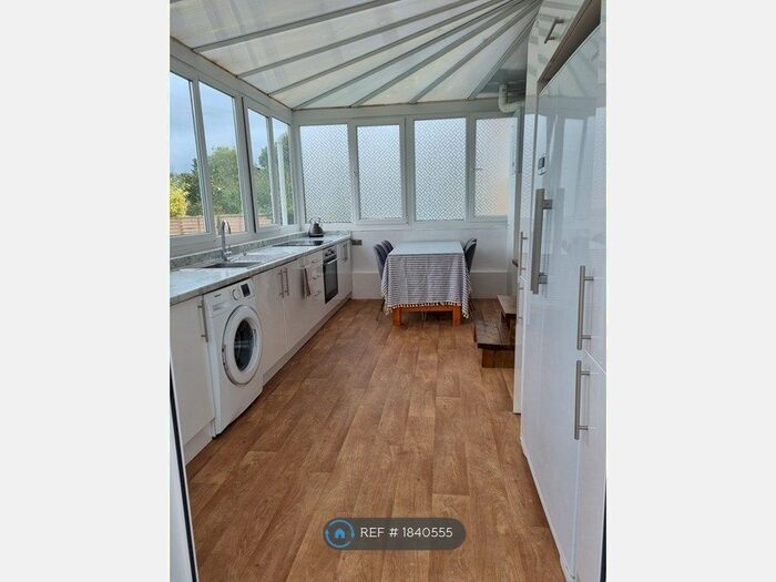 2 Bedroom Bungalow To Rent In Elsrick Avenue, Morden, SM4