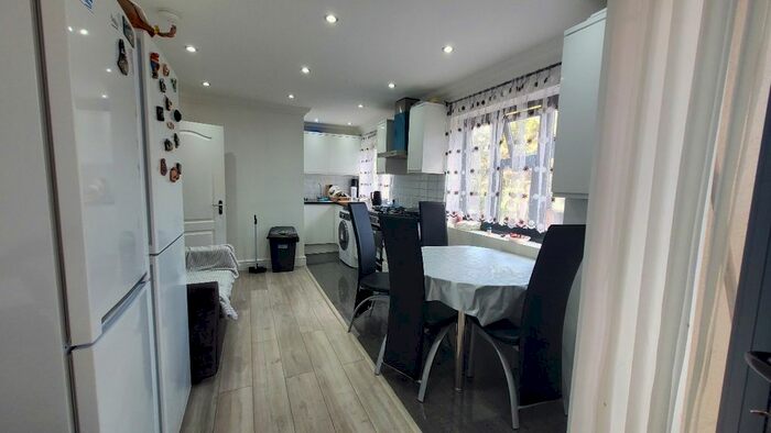 2 Bedroom Flat To Rent In Claremont Close, London, E16