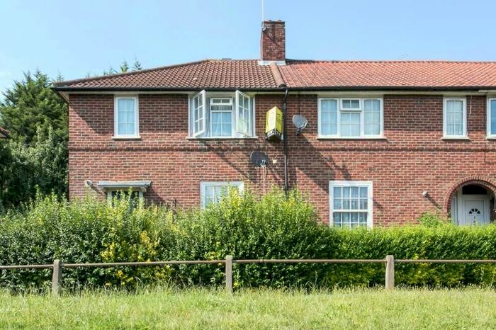 4 Bedroom Semi-Detached House To Rent In Westway, London W12