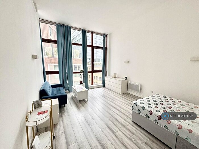 2 Bedroom Flat To Rent In Naylor Building West, London, E1