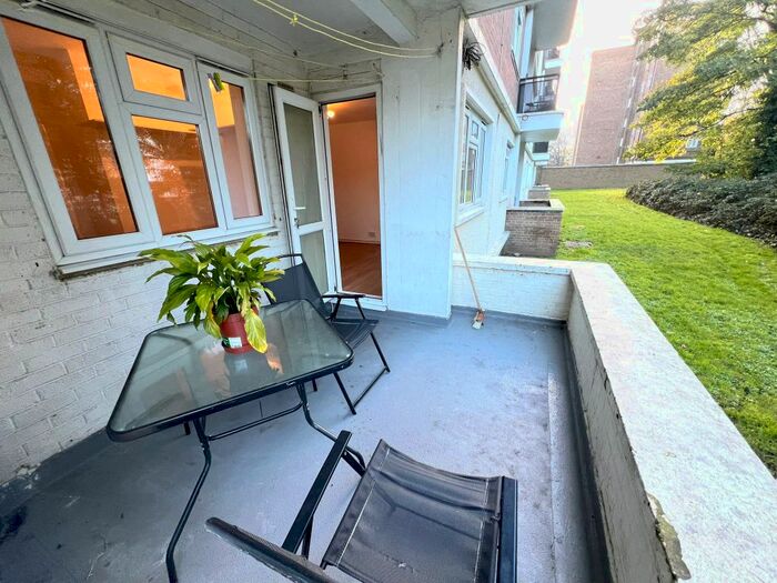 2 Bedroom Flat To Rent In Deepdene Gardens, London, SW2