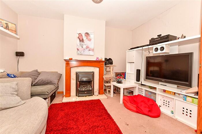 3 Bedroom End Of Terrace House For Sale In Elm Place, Ashford, Kent, TN23