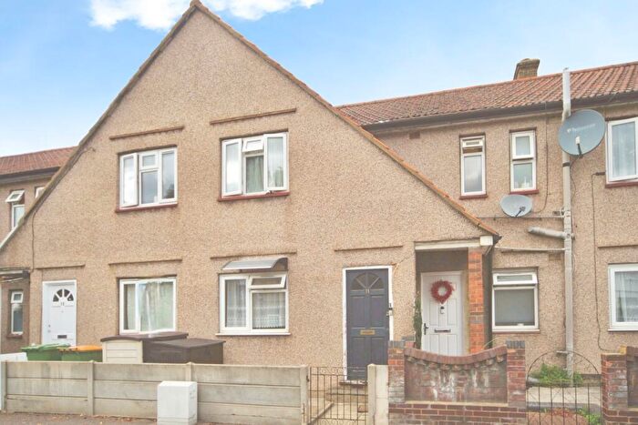 3 Bedroom Maisonette For Sale In Greatfield Avenue, East Ham, London, E6
