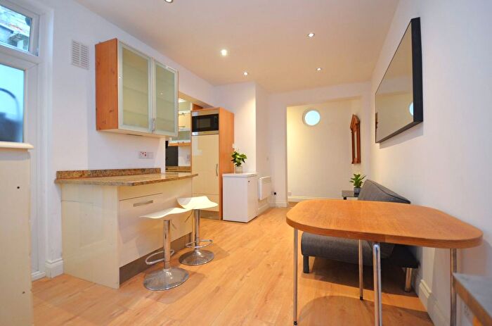 2 Bedroom Flat To Rent In Churchfield Road, London, W3