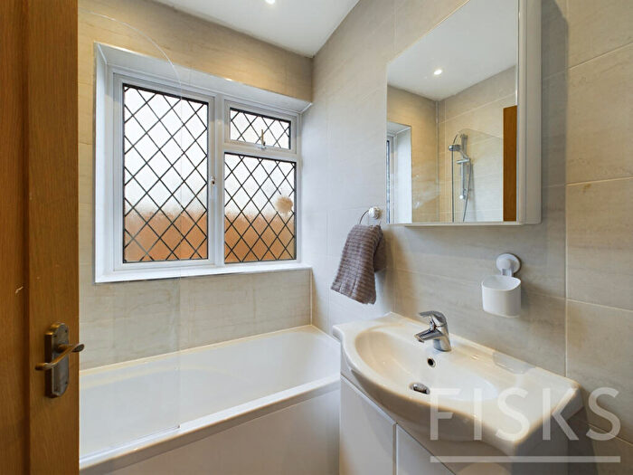 2 Bedroom Chalet For Sale In Kents Hill Road, Benfleet, SS7