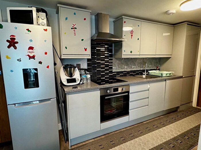 2 Bedroom Flat To Rent In Fairway Avenue, Borehamwood, WD6