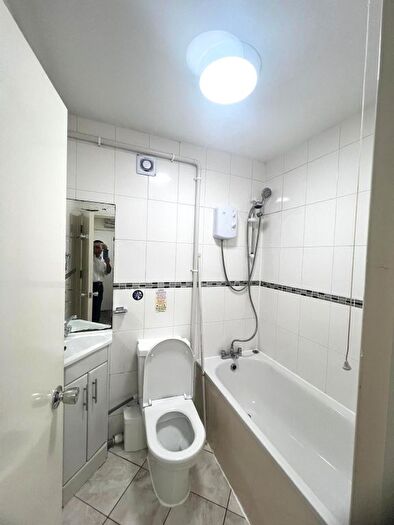 7 Bedroom Semi-detached House To Rent In Central Avenue, Hayes, UB3