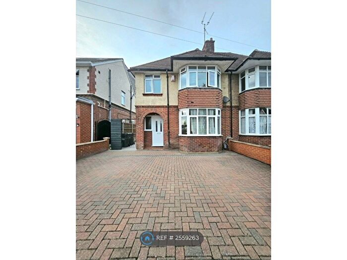 3 Bedroom Semi-Detached House To Rent In Fountains Road, Luton, LU3
