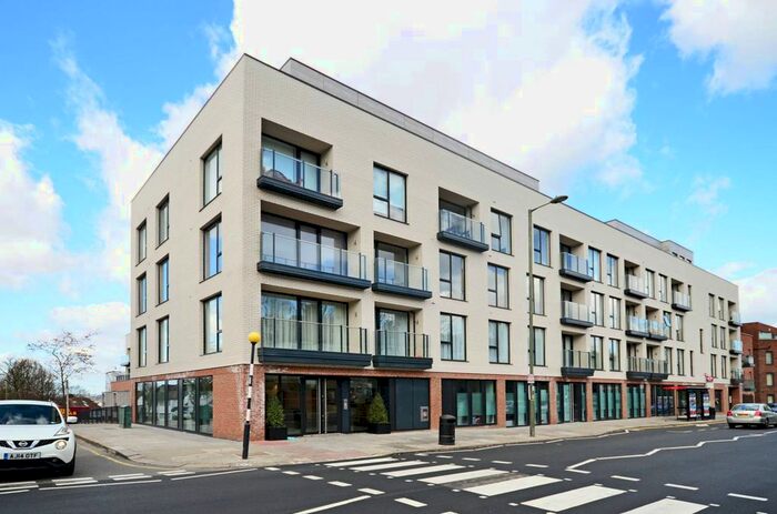 3 Bedroom Flat To Rent In Fairmont Mews, Finchley, London, NW2