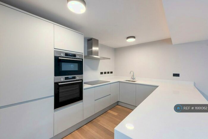 3 Bedroom Flat To Rent In The Drive, Hove, BN3