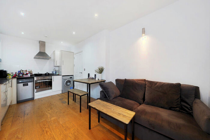 1 Bedroom Flat To Rent In Kings Court Apartments, Rope Walk Gardens, E1